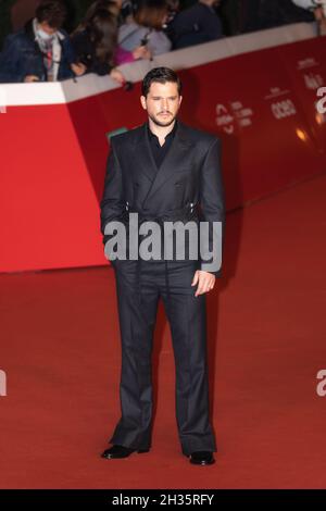 Rome, Italie.25 octobre 2021.Kit d'acteur Harington assiste au tapis rouge 'Eternals' lors du 16ème Festival du film de Rome 2021.(Photo de Gennaro Leonardi/Pacific Press) Credit: Pacific Press Media production Corp./Alay Live News Banque D'Images