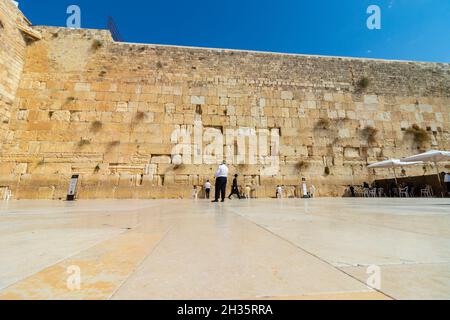 jérusalem-israël.13-10-2021.La place de prière à côté des hommes au mur occidental de Jérusalem, presque vide à midi Banque D'Images