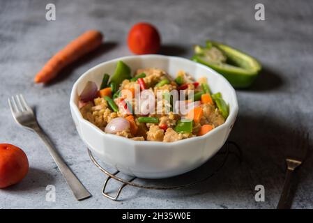 Gros plan du poulet et des légumes frits dans un bol.Mise au point sélective. Banque D'Images