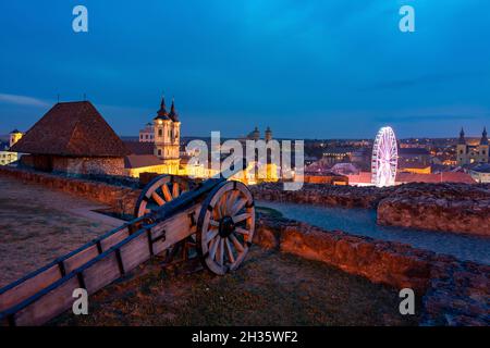 Paysage urbain aérien d'Eger Hongrie du château avec un canon au crépuscule avec ville illuminée . Banque D'Images