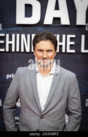 Munich, Allemagne.25 octobre 2021.Simon Verhoeven BEI der Premiere von FC Bayern - derrière la légende am 25.Oktober 2021 im ARRI Kino à München.* Simon Verhoeven à la première du FC Bayern - derrière la légende le 25 octobre 2021 dans le cinéma ARRI à Munich, Allemagne.(Photo par Alexander Pohl/Sipa USA) crédit: SIPA USA/Alay Live News Banque D'Images