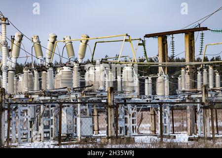 Sous-station électrique haute tension d'époque.Gros plan sur le câblage, les connexions et les isolateurs d'une sous-station électrique. Banque D'Images