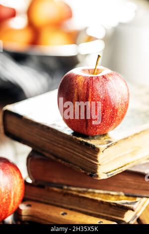 Pommes fraîches d'automne sur une table en bois. Banque D'Images