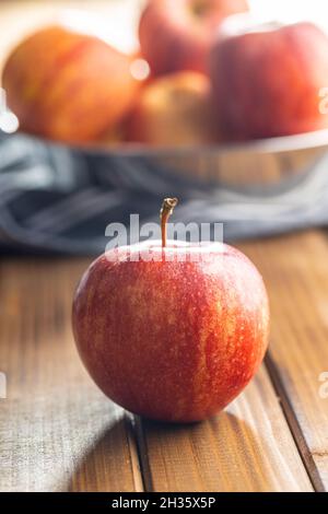 Pommes fraîches d'automne sur une table en bois. Banque D'Images