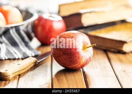 Pommes fraîches d'automne sur une table en bois. Banque D'Images