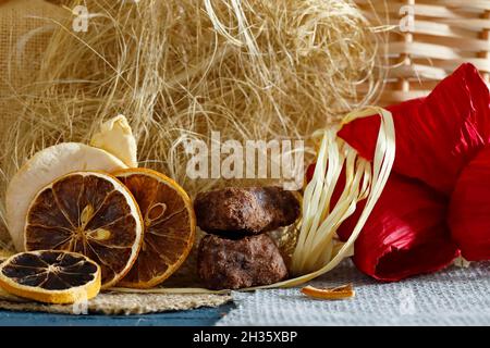 Des gâteaux de pain d'épice et des tranches de citron et d'orange séchées peuvent être vus avec des éléments décoratifs supplémentaires Banque D'Images