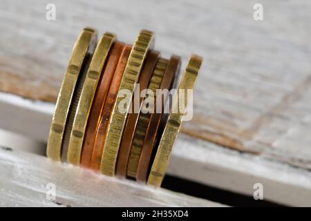 Il y a des pièces en euros qui ont été placées sur une table blanche ici. Banque D'Images