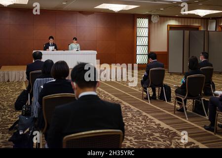 Tokyo, Japon.26 octobre 2021.La princesse Mako, fille aînée du prince Akishino et de la princesse Kiko, et son mari Kei Komuro, une amie universitaire de la princesse Mako, assistent à une conférence de presse pour annoncer leur inscription au mariage à l'hôtel Grand Arc de Tokyo, au Japon, le 26 octobre 2021.Crédit : SOPA Images Limited/Alamy Live News Banque D'Images