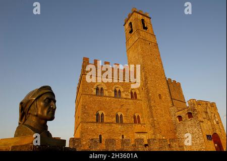 Europe, Italie, Toscane, Arezzo.Casentino, forteresse médiévale de Poppi.Buste en bronze de Dante Alighieri. Banque D'Images