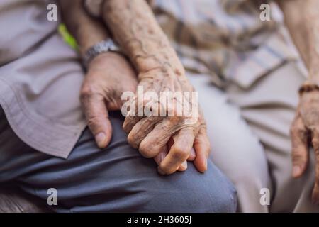 Couple âgé tenant les mains avec amour.Main d'une femme âgée tenant la main d'un homme âgé Banque D'Images