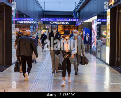 Passagers à la gare de Genève-Cornavin, Genève, Suisse Banque D'Images