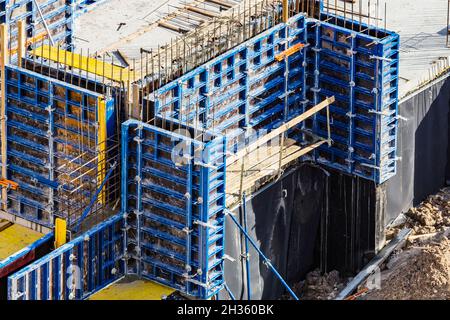 Coffrages et barres d'armature en fer installés ou barres d'armature pour cloisons en béton armé sur le site de construction d'un grand bâtiment résidentiel. Banque D'Images