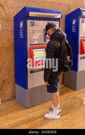 Homme achetant des billets de train à la machine, gare de Genève-Cornavin, Genève, Suisse Banque D'Images