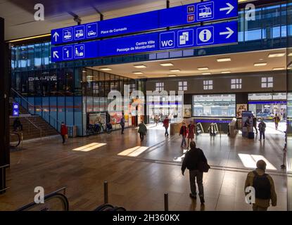 Passagers au concourse principal, gare de Genève-Cornavin, Genève, Suisse Banque D'Images