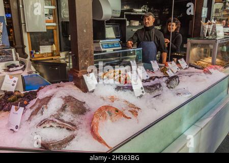 MADRID, ESPAGNE - 21 OCTOBRE 2017 : cale à poissons sur le marché du Mercado de San Miguel à Madrid. Banque D'Images