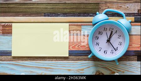 Réveil avec papier adhésif sur fond rayé Banque D'Images