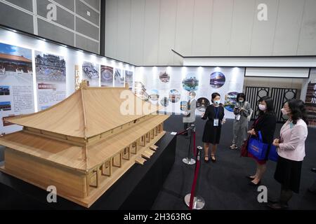 (211026) -- HONG KONG, le 26 octobre 2021 (Xinhua) -- les visiteurs voient des expositions lors d'une exposition au Centre des congrès et des expositions de Hong Kong, dans le sud de la Chine, Hong Kong, le 25 octobre 2021.Une exposition mettant en lumière la longue histoire de l'architecture chinoise et les grandes réalisations de la construction chinoise dans la nouvelle ère a été dévoilée lundi matin au Centre de congrès et d'exposition de Hong Kong.prévue pour se terminer le 30 octobre,L'exposition a lieu pour célébrer le 72e anniversaire de la fondation de la République populaire de Chine et le 24e anniversaire du retour de Hong Kong à la mère patrie Banque D'Images