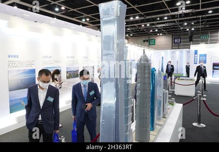 (211026) -- HONG KONG, le 26 octobre 2021 (Xinhua) -- les visiteurs voient des expositions lors d'une exposition au Centre des congrès et des expositions de Hong Kong, dans le sud de la Chine, Hong Kong, le 25 octobre 2021.Une exposition mettant en lumière la longue histoire de l'architecture chinoise et les grandes réalisations de la construction chinoise dans la nouvelle ère a été dévoilée lundi matin au Centre de congrès et d'exposition de Hong Kong.prévue pour se terminer le 30 octobre,L'exposition a lieu pour célébrer le 72e anniversaire de la fondation de la République populaire de Chine et le 24e anniversaire du retour de Hong Kong à la mère patrie Banque D'Images