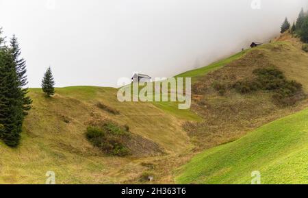 Paysage brumeux autour de Warth, une municipalité dans le district de Bregenz dans l'état autrichien du Vorarlberg Banque D'Images