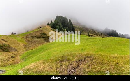 Paysage de brouillard idyllique autour de Warth, une municipalité dans le district de Bregenz dans l'état autrichien du Vorarlberg Banque D'Images