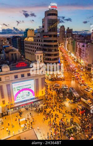 MADRID, ESPAGNE - 22 OCTOBRE 2017 : soirée à la rue Calle Gran via, place Plaza del Callao et édifice Carrion à Madrid Banque D'Images