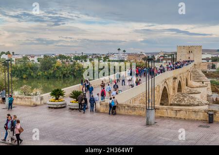 CORDOUE, ESPAGNE - 4 NOVEMBRE 2017 : les gens traversent le pont romain de Cordoue. Banque D'Images