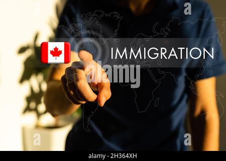 Concept d'immigration du Canada.Homme appuyant sur le bouton virtuel avec l'icône de drapeau Banque D'Images