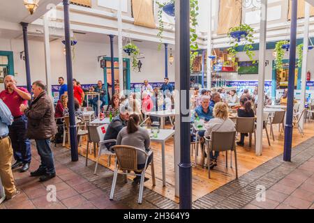 CORDOBA, ESPAGNE - 5 NOVEMBRE 2017: Les gens mangent dans les patios de Los de la Marquesa aire de restauration à Cordoue, Espagne Banque D'Images