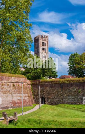 Lucques charmant centre historique.Vue sur l'emblématique clocher médiéval de St Frediano avec ses murs de la ville antique Banque D'Images