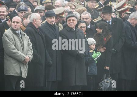 BUCAREST, ROUMANIE - 1er DÉCEMBRE 2008 : des fonctionnaires roumains participent à un défilé militaire.Plus de 3,000 soldats et membres du personnel de sécurité A. Banque D'Images