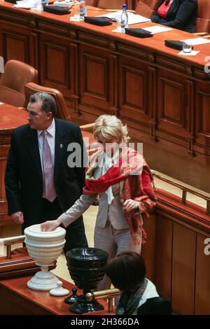 Bucarest, Roumanie, 4 mars 2009 : les parlementaires roumains votent au cours d'une session parlementaire à l'intérieur du Parlement roumain. Banque D'Images