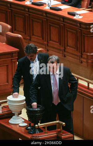 Bucarest, Roumanie, 4 mars 2009 : les parlementaires roumains votent au cours d'une session parlementaire à l'intérieur du Parlement roumain. Banque D'Images