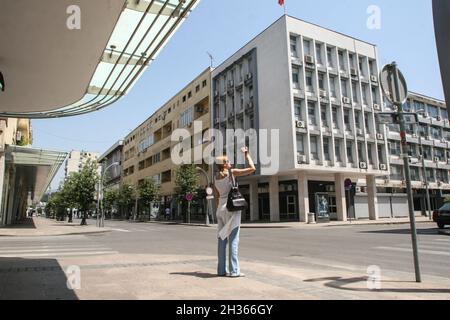 Podgorica, Monténégro, le 24 mai 2009 : une femme à prendre des photos dans le centre de Podgorica. Banque D'Images