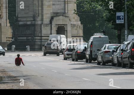 Bucarest, Roumanie, 3 juin 2009 : un homme handicapé mendiant dans la rue. Banque D'Images