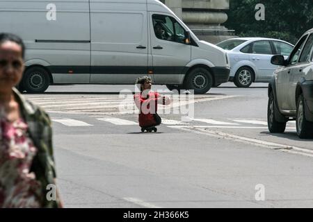 Bucarest, Roumanie, 3 juin 2009 : un homme handicapé mendiant dans la rue. Banque D'Images