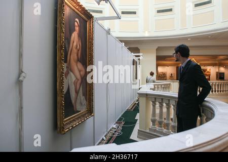 Bucarest, Roumanie, le 23 juin 2009 : Un homme est à la recherche à une peinture en Artmark Gallery. Banque D'Images