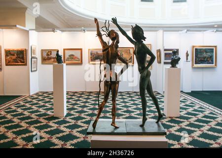 Bucarest, Roumanie, le 23 juin 2009 : statues et peintures dans Artmark Gallery. Banque D'Images