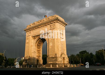Bucarest, Roumanie, 11 juin 2009 : Arc de triomphe - point de repère à Bucarest, capitale roumaine. Banque D'Images