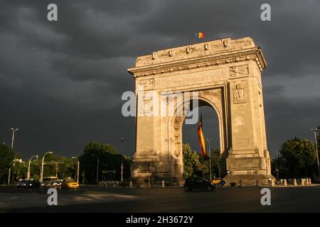 Bucarest, Roumanie, 11 juin 2009 : Arc de triomphe - point de repère à Bucarest, capitale roumaine. Banque D'Images