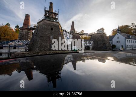 25 octobre 2021, Saxe, Pockau-Lengefeld: La chaux historique de Lengefeld avec ses fours s'élève de manière frappante dans le ciel bleu.Le monument technique est un site sélectionné de la région minière de l'UNESCO, classée au patrimoine mondial, Erzgebirge depuis 2019 et est actuellement en cours de restauration pour un coût d'environ 1.1 millions d'euros.Après la fin de la première phase de construction, il est prévu que le musée rouvrira l'année prochaine.C'est l'un des monuments les plus importants de l'ancienne industrie de reliure en Europe.Ici, le processus technologique complet de l'exploitation de carrières de marbre calcaire à la poudre de pierre et à la chaux vive pr Banque D'Images