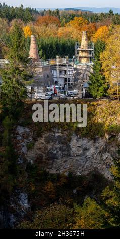 25 octobre 2021, Saxe, Pockau-Lengefeld : l'usine de chaux historique s'élève entre les cimes d'automne au-dessus d'une carrière près de Pockau-Lengefeld.Le monument technique est un site sélectionné de la région minière de l'UNESCO, classée au patrimoine mondial, Erzgebirge depuis 2019 et est actuellement en cours de restauration pour un coût d'environ 1.1 millions d'euros.Après la fin de la première phase de construction, il est prévu que le musée rouvrira l'année prochaine.C'est l'un des monuments les plus importants de l'ancienne industrie de reliure en Europe.Ici, le processus technologique complet de l'exploitation de la carrière de marbre calcaire à la poudreuse de pierre Banque D'Images