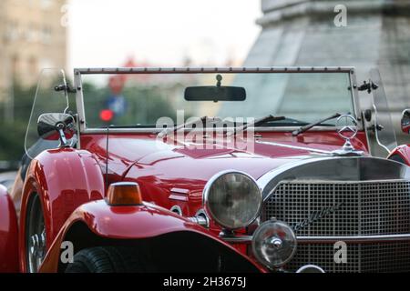 Bucarest, Roumanie, le 23 juin 2009 : old red 1964 Mercedes Excalibur SS est exposé dans le stationnement d'un hôtel de luxe à Bucarest. Banque D'Images