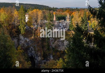 25 octobre 2021, Saxe, Pockau-Lengefeld : l'usine de chaux historique s'élève entre les cimes d'automne au-dessus d'une carrière près de Pockau-Lengefeld.Le monument technique est un site sélectionné de la région minière de l'UNESCO, classée au patrimoine mondial, Erzgebirge depuis 2019 et est actuellement en cours de restauration pour un coût d'environ 1.1 millions d'euros.Après la fin de la première phase de construction, il est prévu que le musée rouvrira l'année prochaine.C'est l'un des monuments les plus importants de l'ancienne industrie de reliure en Europe.Ici, le processus technologique complet de l'exploitation de la carrière de marbre calcaire à la poudreuse de pierre Banque D'Images