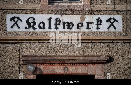 25 octobre 2021, Saxe, Pockau-Lengefeld: 'Kalkwerk' se dresse à l'ancienne maison de facteur des ouvrages de chaux de Lengefeld.Le bâtiment fait partie du complexe du monument, mais n'est pas accessible aux visiteurs.Le monument technique Kalkwerk est un site sélectionné de la région minière d'Erzgebirge classée au patrimoine mondial de l'UNESCO depuis 2019 et est actuellement en cours de restauration pour un coût d'environ 1.1 millions d'euros.Après la fin de la première phase de construction, il est prévu que le musée rouvrira l'année prochaine.C'est l'un des monuments les plus importants de l'ancienne industrie de reliure en Europe.Ici, la technologie complète Banque D'Images