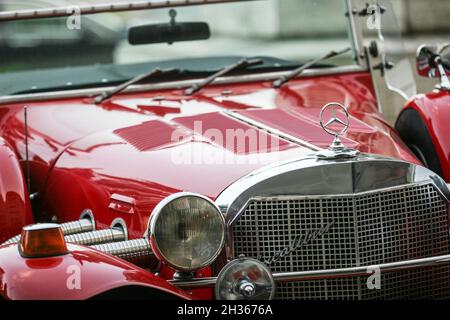 Bucarest, Roumanie, le 23 juin 2009 : old red 1964 Mercedes Excalibur SS est exposé dans le stationnement d'un hôtel de luxe à Bucarest. Banque D'Images