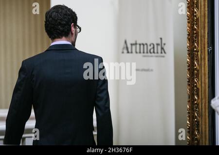 Bucarest, Roumanie, le 23 juin 2009 : Un homme silhouette dans Artmark Gallery. Banque D'Images