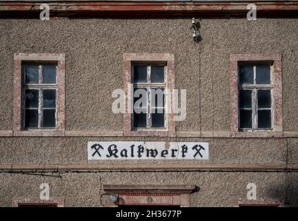 25 octobre 2021, Saxe, Pockau-Lengefeld: 'Kalkwerk' se dresse à l'ancienne maison de facteur des ouvrages de chaux de Lengefeld.Le bâtiment fait partie du complexe du monument, mais n'est pas accessible aux visiteurs.Le monument technique Kalkwerk est un site sélectionné de la région minière d'Erzgebirge classée au patrimoine mondial de l'UNESCO depuis 2019 et est actuellement en cours de restauration pour un coût d'environ 1.1 millions d'euros.Après la fin de la première phase de construction, il est prévu que le musée rouvrira l'année prochaine.C'est l'un des monuments les plus importants de l'ancienne industrie de reliure en Europe.Ici, la technologie complète Banque D'Images