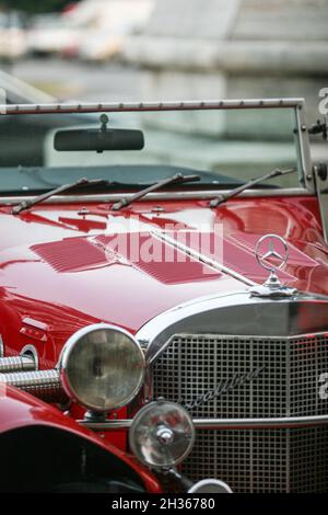 Bucarest, Roumanie, le 23 juin 2009 : old red 1964 Mercedes Excalibur SS est exposé dans le stationnement d'un hôtel de luxe à Bucarest. Banque D'Images