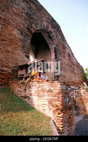 Thaïlande: Une maison d'esprit à côté de Pratu Chai (porte de la victoire), la porte sud de la vieille ville, Lophuri.La vieille ville de Lophuri date de l'ère Dvaravati (6e - XIIIe siècle).Il était à l'origine connu sous le nom de Lavo ou Lavapura.Après la fondation du Royaume d'Ayutthaya au XVe siècle, Lopuri était un bastion des dirigeants d'Ayutthaya.Il devint plus tard une nouvelle capitale royale pendant le règne du roi Narai le Grand du royaume d'Ayutthaya au milieu du XVIIe siècle. Banque D'Images