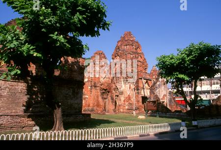 Thaïlande: Le sanctuaire hindou du XIe siècle de l'ère khmère Prang Khaek au centre de l'ancien Lophuri.La vieille ville de Lophuri date de l'ère Dvaravati (6e - XIIIe siècle).Il était à l'origine connu sous le nom de Lavo ou Lavapura.Après la fondation du Royaume d'Ayutthaya au XVe siècle, Lopuri était un bastion des dirigeants d'Ayutthaya.Il devint plus tard une nouvelle capitale royale pendant le règne du roi Narai le Grand du royaume d'Ayutthaya au milieu du XVIIe siècle. Banque D'Images